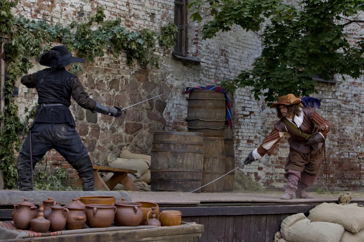 Д'артаньян и три мушкетера львов. В каком городе снимали три мушкетера. В каком городе снимали три мушкетера. Д'артаньян и три мушкетера львов. Три мушкетера сцена в эстонии.