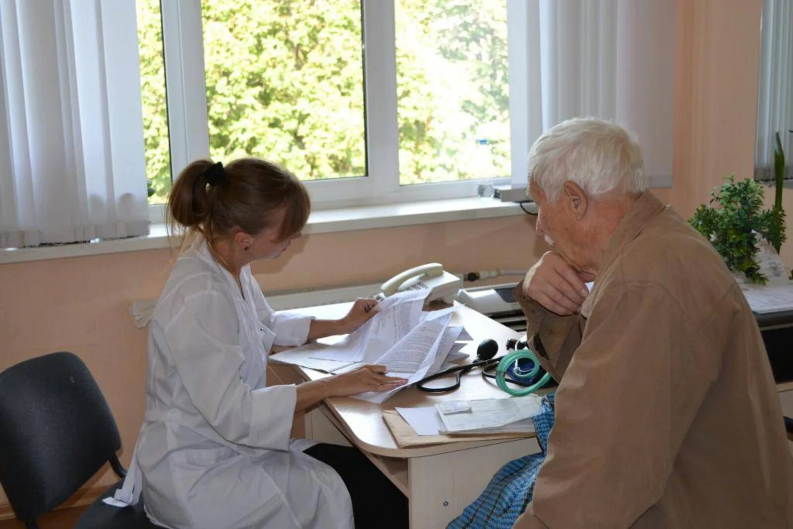 Социальный врач в поликлинике. Терапевт в поликлинике. Участковая медсестра. Пациенты в поликлинике. Прием в поликлинике.