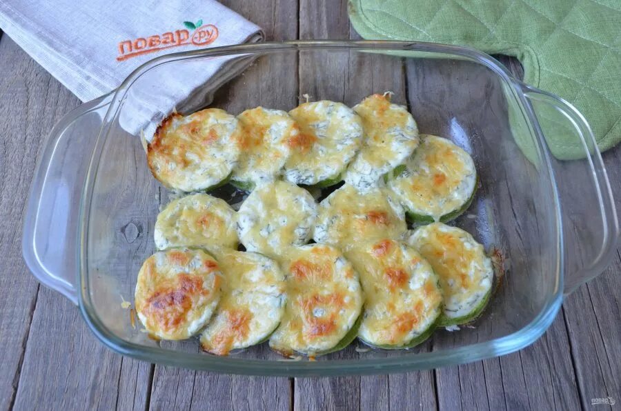 Запеченные кабачки в сметане и сыром