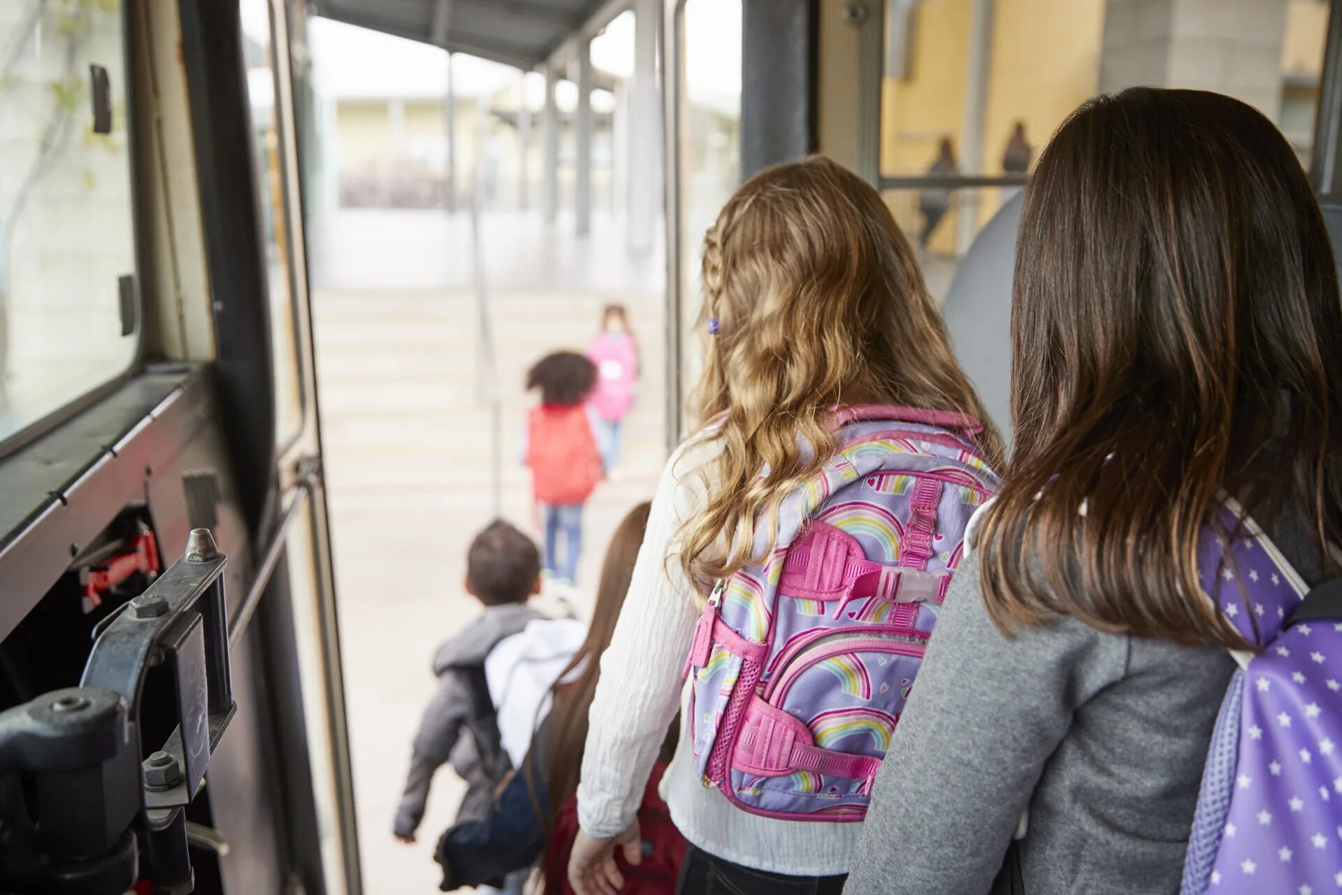Две девочки ждут автобус. Девочки подростки в школьном автобусе. Девушка выходит из автобуса. Две девочки в автобусе картинки.