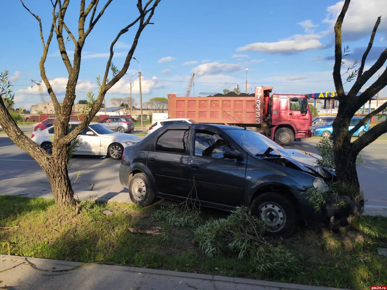 Машина на улице. ДТП на коммунальной Псков. Автомобили из Европы Псков. Чудская улица Псков.