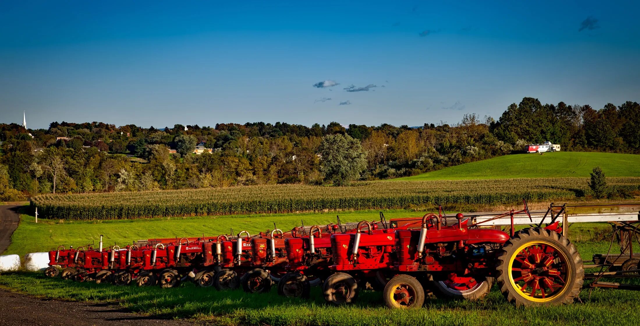 Виноградниковый трактор. Сельхозтехника панорама. Трактор в поле. Сельское хозяйство панорама.
