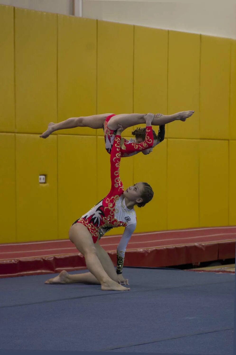 Акробатическое гимнастическое упражнение. Спортивная акробатика вольтиж. Спортивная акробатика Sports acrobatics Acrobatic Gymnastics.
