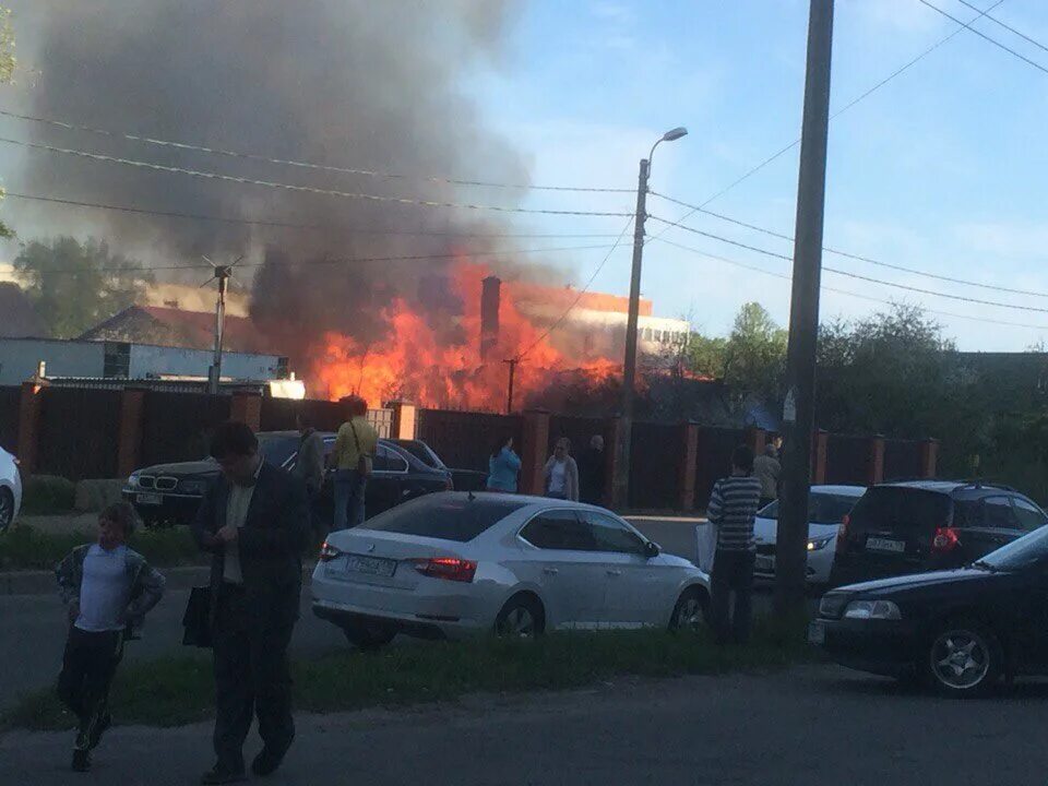 Что горит в горелово сейчас. Пожар в Горелово. Пожар в Горелово сейчас. Пожар в Макдональдсе Горелово. Пожар в Санкт-Петербурге в Горелово сейчас.