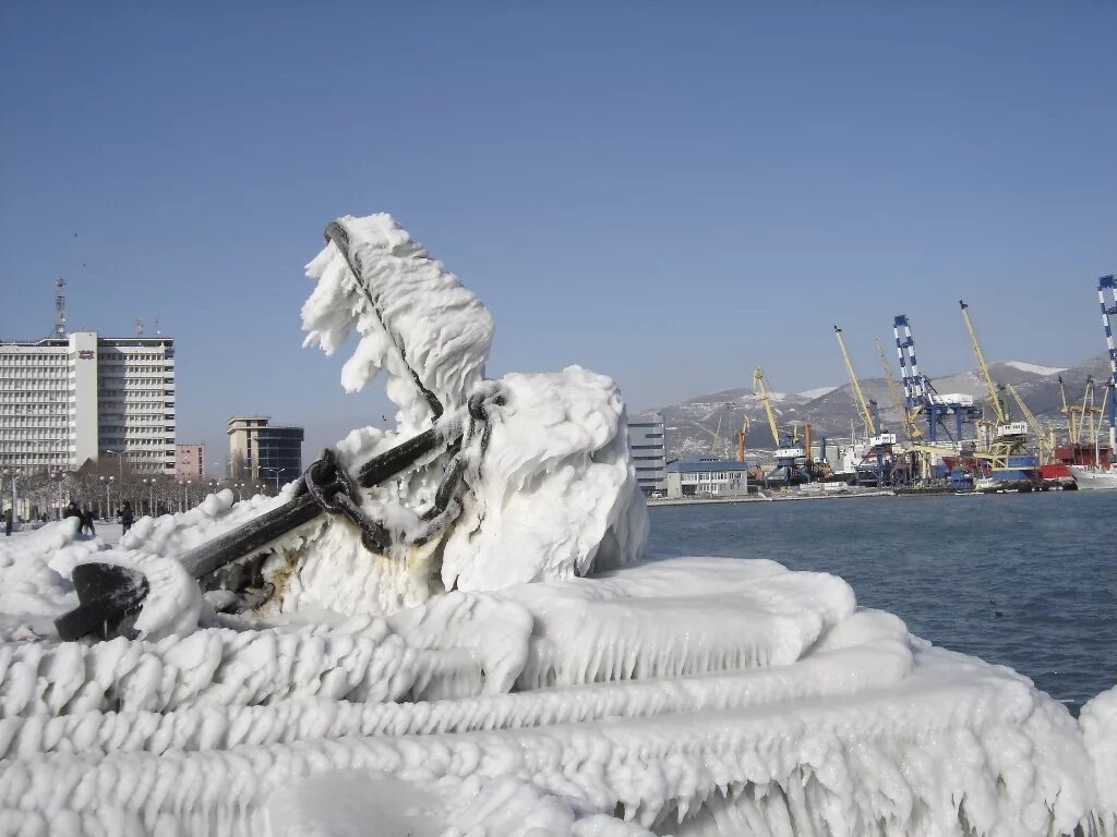 Температура в новороссийске сегодня. Новороссийск Обледенение набережной 2012. Новороссийск Бора Обледенение. Норд ОСТ Новороссийск 2012. Бора ветер Новороссийск.