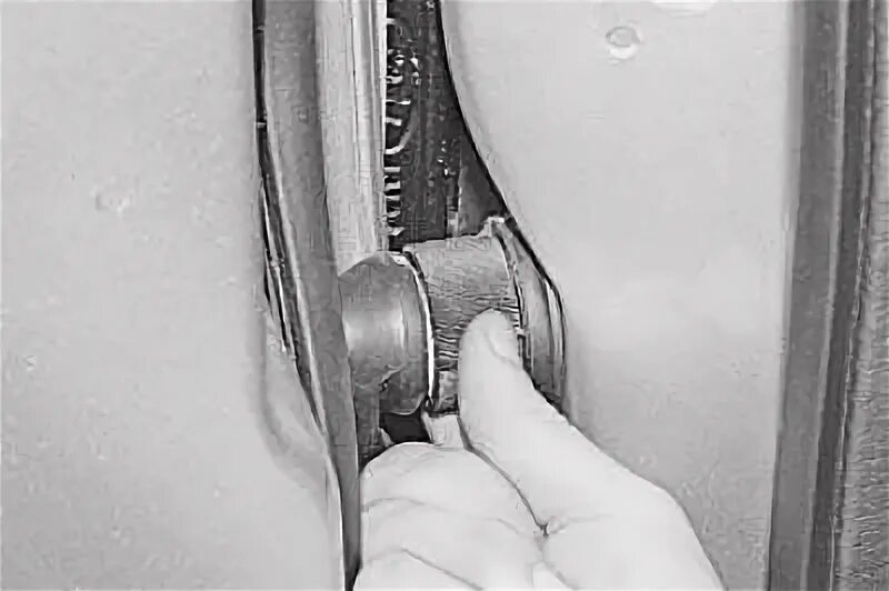 Как снять ручку форд фьюжн Replacing the inner handle of the tailgate lock actuator (Body / Doors, locks an