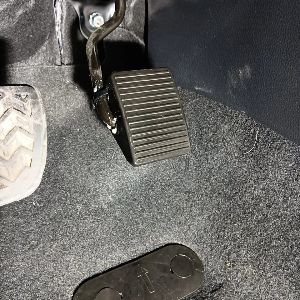 Рав 4 педаль газа. Toyota rav4 педаль газа. Рав 4 педаль газа. Тойота рав 4 педали. Toyota rav4 accelerator pedal connector.
