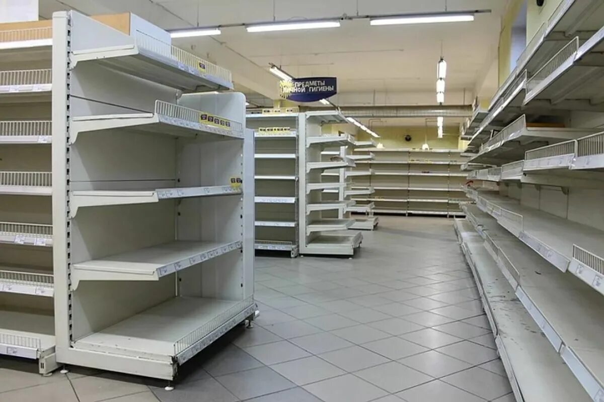 Пустые продукты. Пустые полки в магазинах. пустые прилавки. пустой прилавок магазина. пустой стеллаж в магазине.