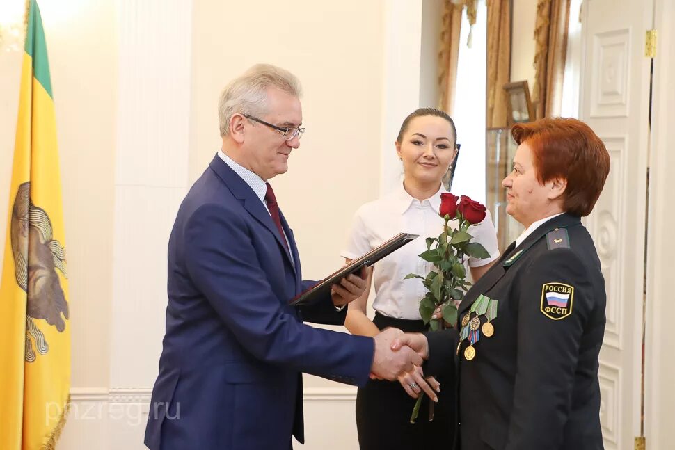 Губернатор Пензенской области вручил. Награждение губернатор Пензенской области. Губернатор наградил государственными наградами. Вручение наград губернатором Пензенской области. Губернатор вручил награды