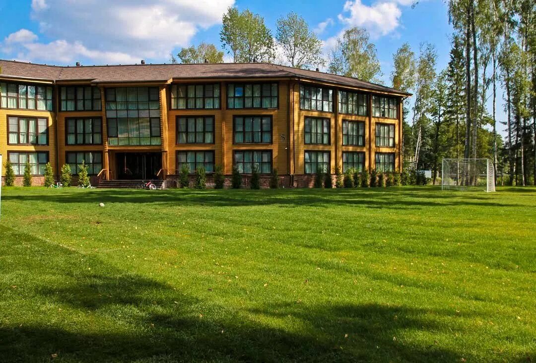 Загородный отель лес. Les Art Resort отель Подмосковье. Загородный отель лес арт Резорт. Лес арт Резорт Руза. Спа отель Руза лес арт Резорт.