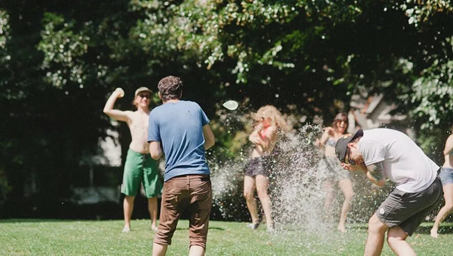 Water Fight. Water Gun Fight. Water Balloon Fight. Брызгалка прикол. Water fights