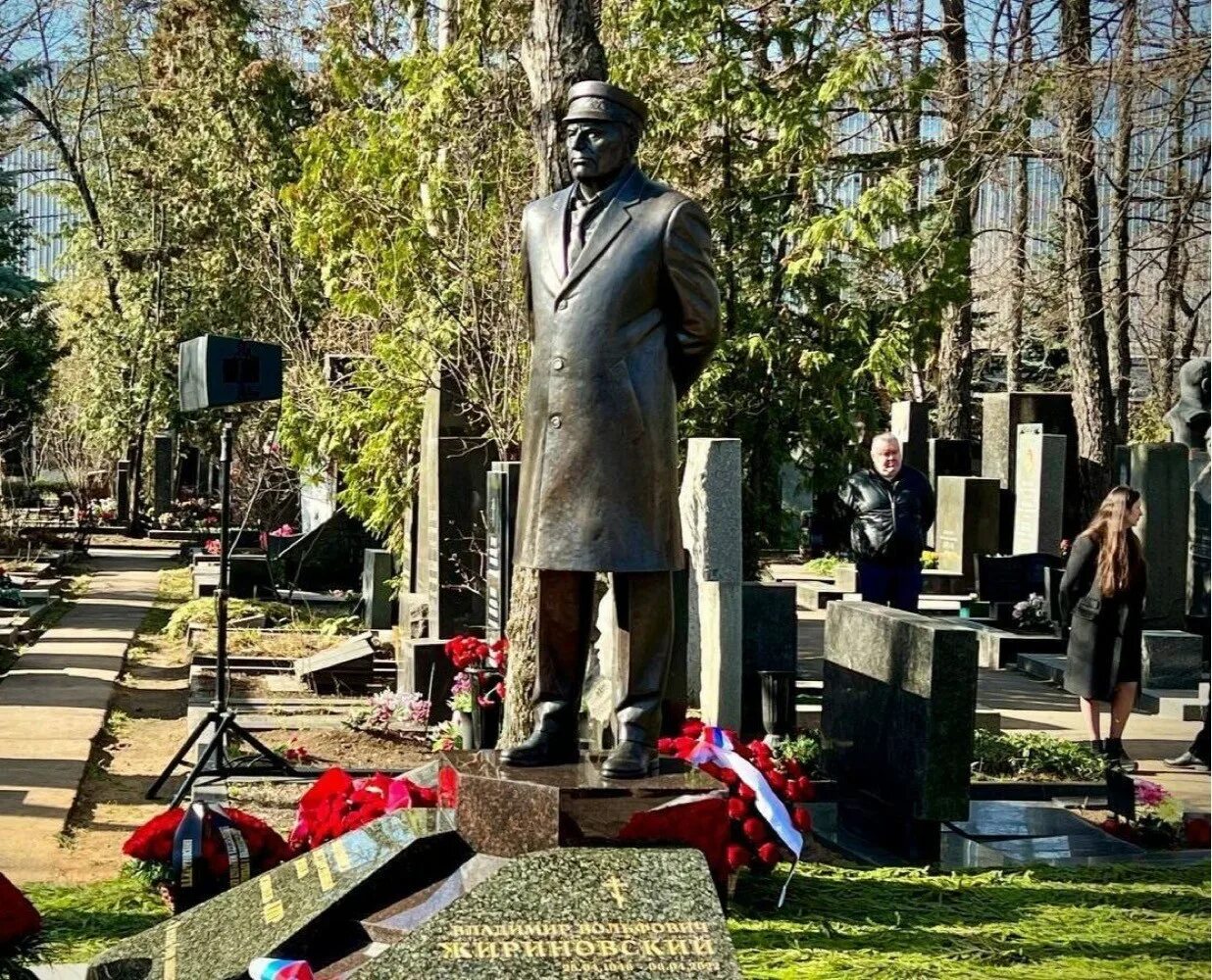 Памятник жириновскому на новодевичьем. Памятник Жириновскому на Новодевичьем кладбище. Могила Жириновского на Новодевичьем кладбище. Новодевичье кладбище аллея героев. Новодевичье кладбище в Москве.