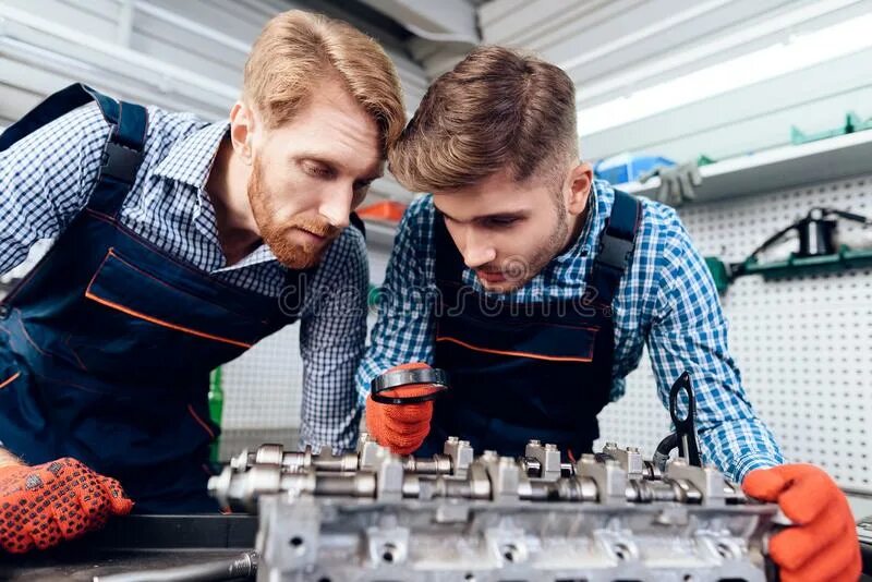 Станция техобслуживания автомобилей. Обслуживание 2 т. Обслуживание 2 т. Два механика. Техобслуживание автомобиля.