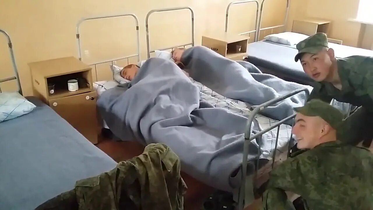 Подъем в зоне. Подъем в армии. солдаты в казарме.