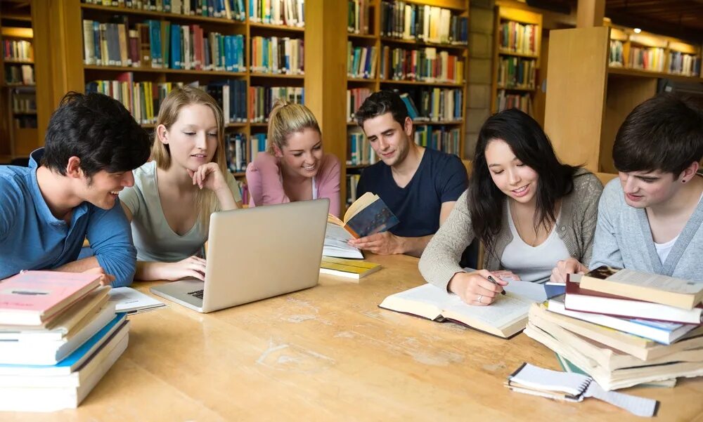 книга человек. студенты в библиотеке. студенты в библиотеке. книга человек. студент за книжками.