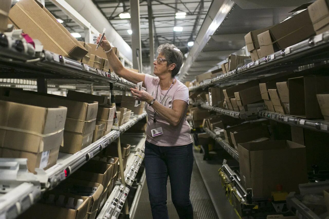 Озон тверь. Склад продуктов. Фулфилмент wildberries. Склад wildberries коледино. Комплектовщик на склад.