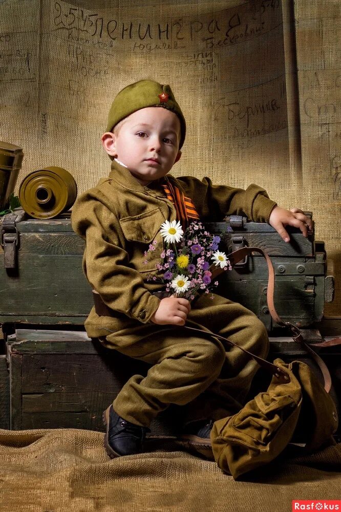 Мальчик на дне победы. Малыш в военной форме. Детская фотосессия в военной форме. Фотосессия на день Победы для детей. День Победы для детей.