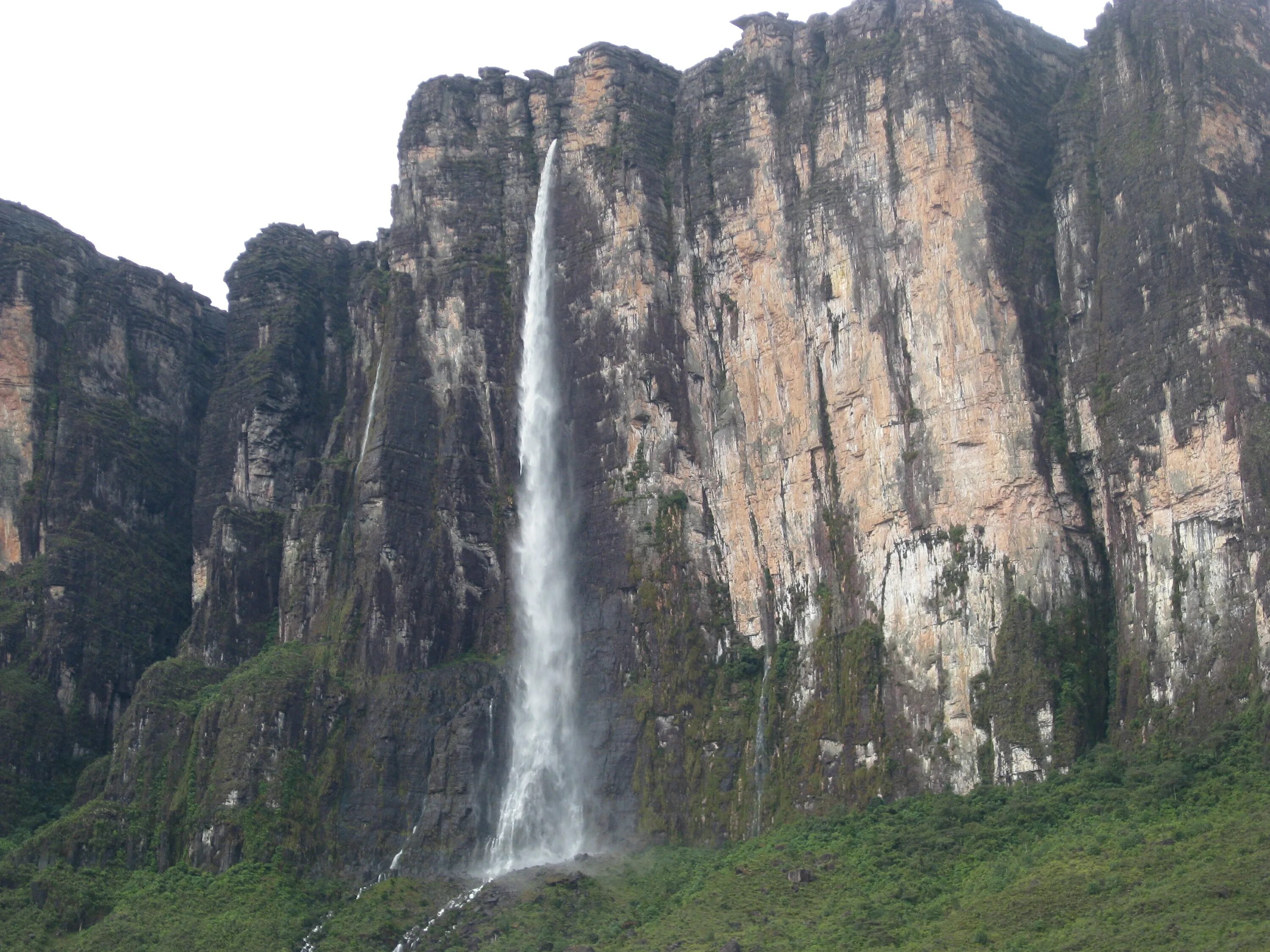 Самый высокий водопад гвианском плоскогорье. Гора Кукенан, Венесуэла. Тепуи Венесуэла водопады. Венесуэла плато Рорайма. Венесуэла горы Тепуи.
