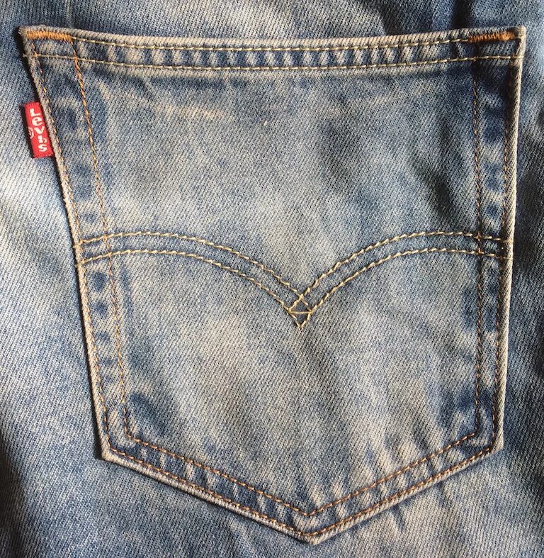 Как отличить levis. Оригинальные бирки джинс левайс 501. Бирки Левис Original Jeans. Бирки на джинсах от левайс 511. Бирка от джинс Levis.