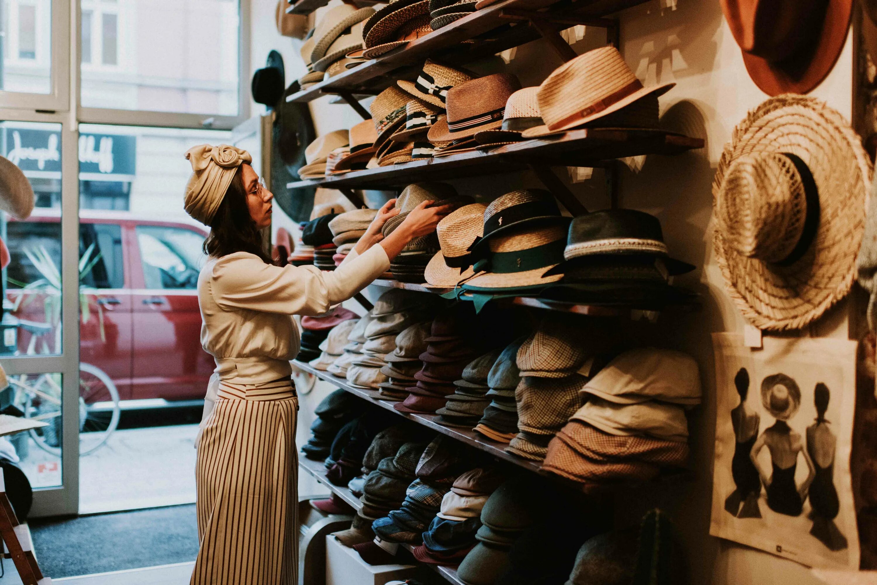 Hat shop. Витрина для головных уборов. Витрина шляп. Витрина магазина головных уборов. Витрина магазина шляп.