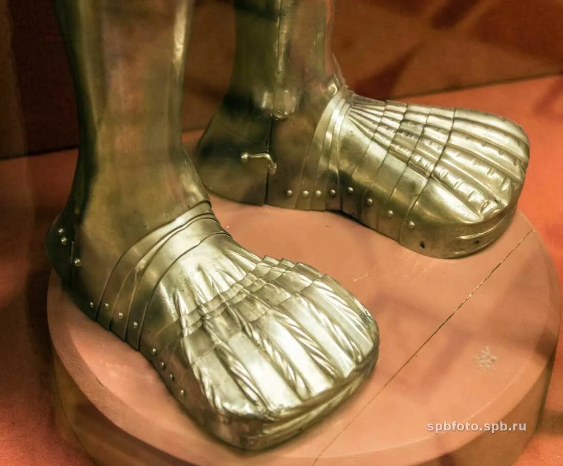 Сабатон латный ботинок. Сабатоны (латная обувь) «медвежьи лапы»,. Железные туфли. Сабатон обувь рыцарей. Башмак металлический.