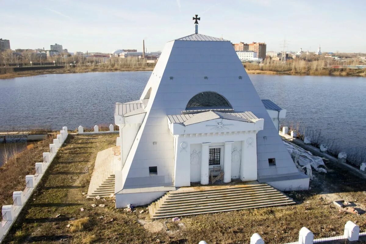 Казань пала. Храм-памятник Спаса Нерукотворного. Храм Нерукотворного образа Спасителя Казань. Памятник Спаса Нерукотворного Казань. Храм памятник Нерукотворного образа Спасителя в Казани.