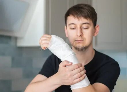 Сломала парню руку