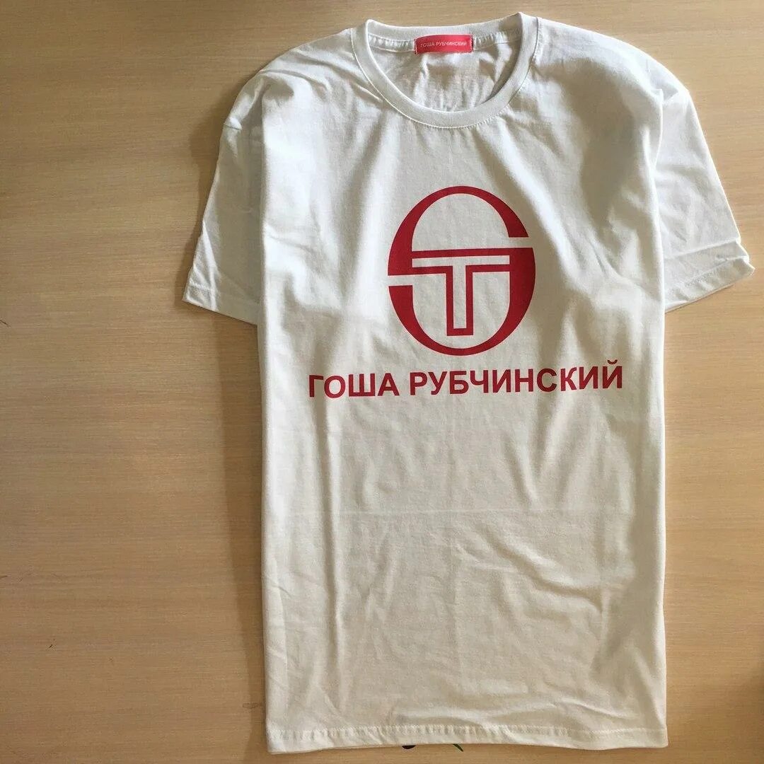 Гоша Рубчинский Sergio Tacchini. Серджио Тачини футболка мужская. Гоша Рубчинский Сергио Тачини футболка. Гоша Рубчинский x Sergio Tacchini. Футболка черные псы гоша рубчинский