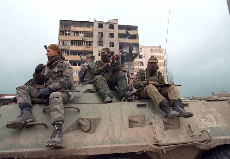 Российский войска в чечне. Российский войска в чечне. Грозный 1996 российские солдаты. Российские солдаты в грозном 1995. Российский войска в чечне.