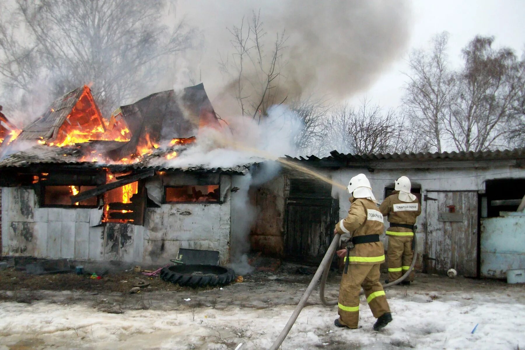 Пожары в сельских населенных пунктах. Пожарные тушат частный дом. Пожары в осенне-зимний период. Пожары в зимний период.