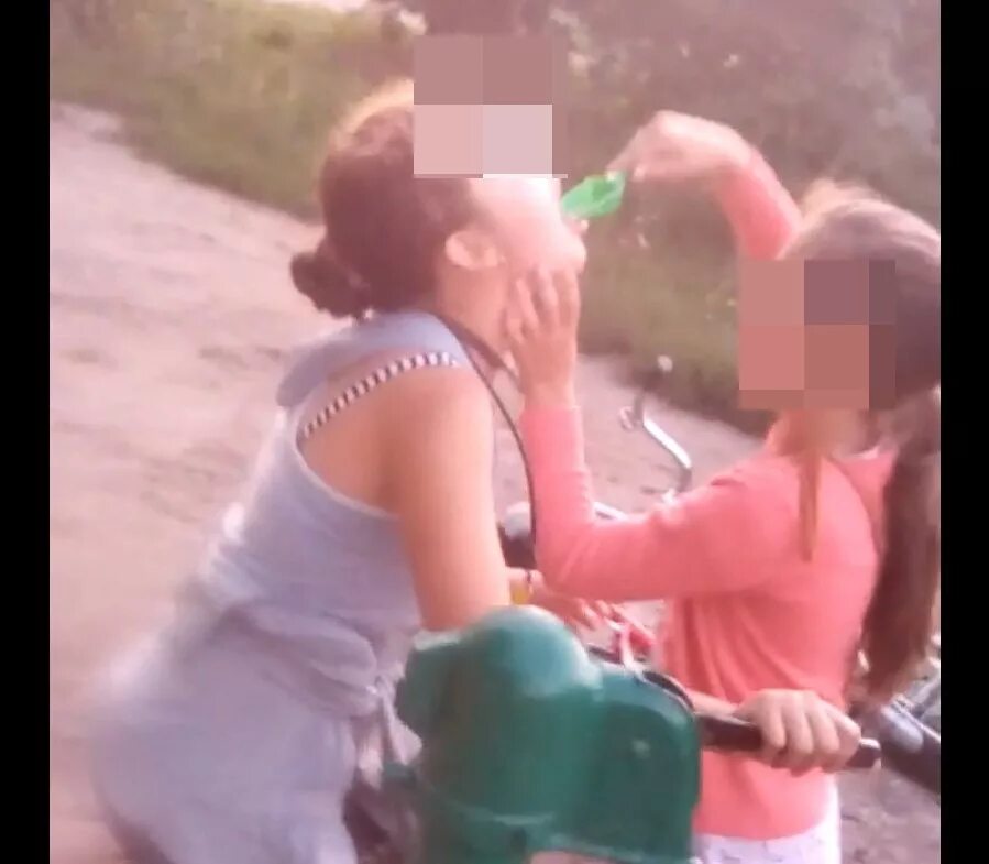 Издеваются над девочкой подруги