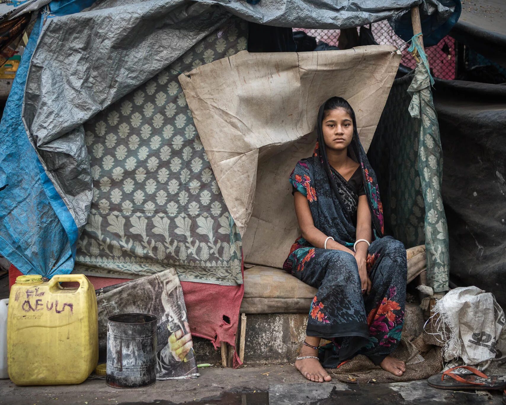 Homeless women. Бездомные молодые женщины. Бангладеш бездомные девушки. Юные девушки Бангладеш.