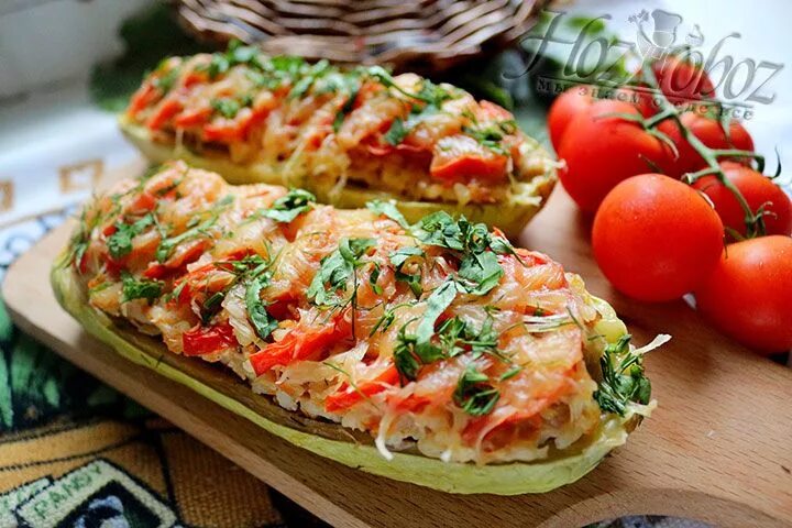 Лодочки из кабачков в ресторане. Лодочки из кабачков с фаршем в духовке. Лодочки из кабачков приготовление. Мини лодочки из фарша. Фаршированные кабачки лодочки с фаршем.