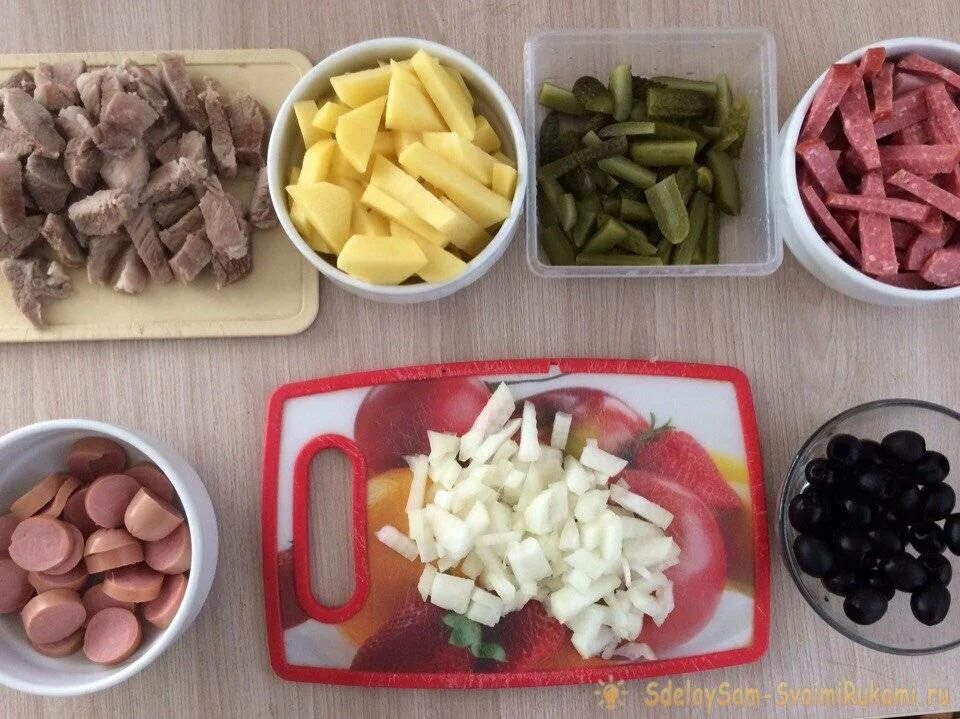Что нужно для солянки по домашнему. Нарезка на солянку. нарезка продуктов для солянки. солянка нарезка овощей. форма нарезки овощей для солянки.