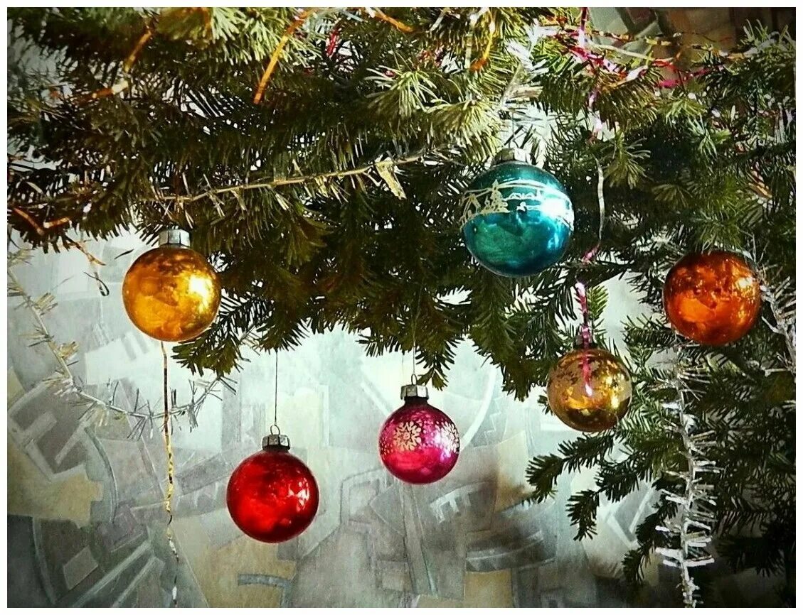 новогодние шарики на елке. новогодние шары на елке. шарик новогодний. новогодние шары елочка. ёлочная игрушка ёлка.