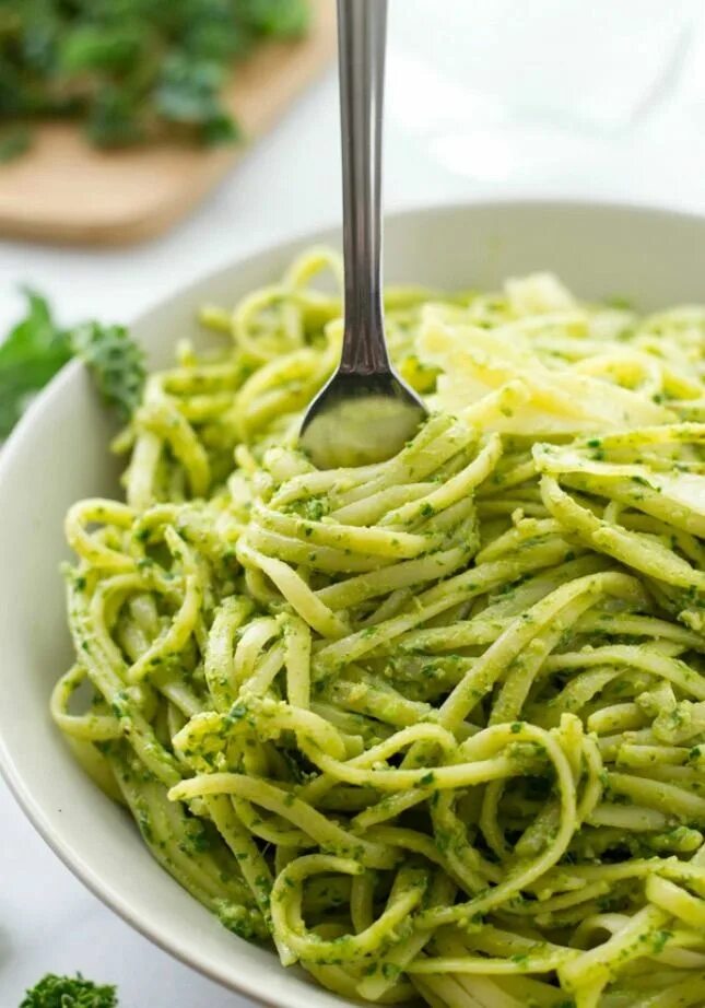 Соус песто pesto alla genovese. Шпинатные фетучини. Паста песто барилла. Макароны с соусом песто. Спагетти с соусом пест.