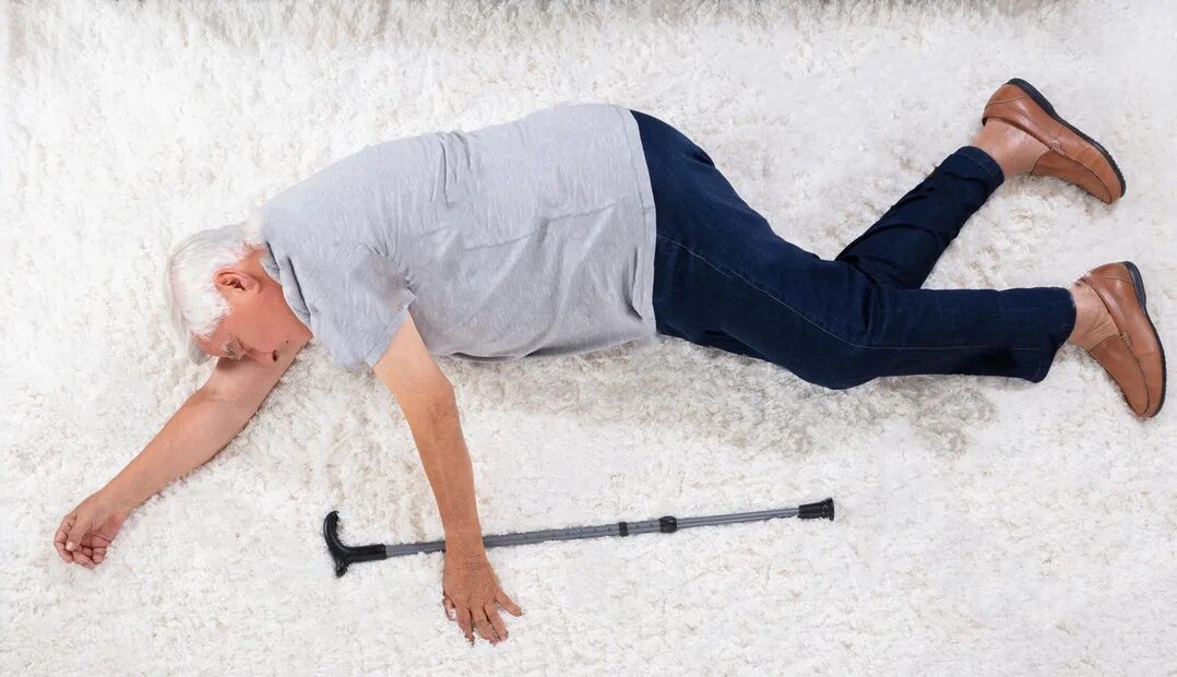 батя слидан. постельный режим пациента. дедушка на травке. дед лежит. дед лежит.