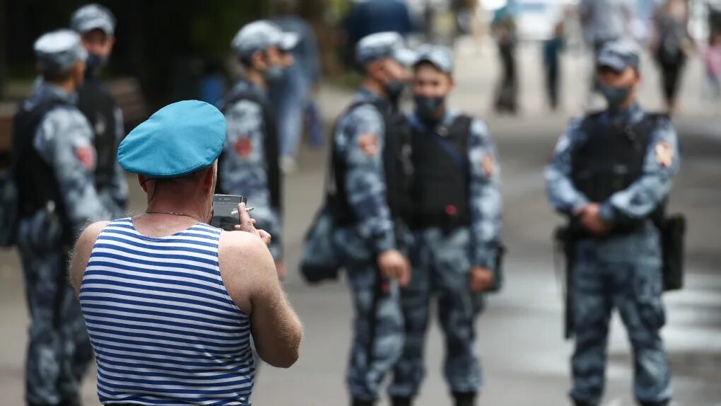 ВДВ И Росгвардия в парке Горького. Десантники Росгвардия. Десантник со спины. Росгвардия на день ВДВ.