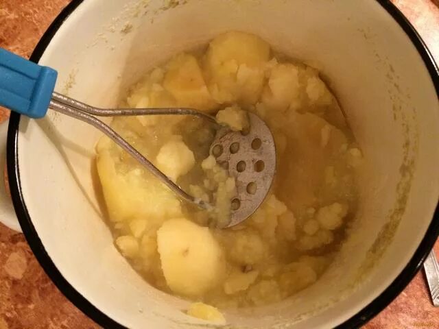 Зразы из картофельного пюре с фаршем. Запеканка с фаршем и картофельным пюре. Картошка пюре с фаршем в духовке. Пюре запеченное в духовке. Как сделать пюре с фаршем.