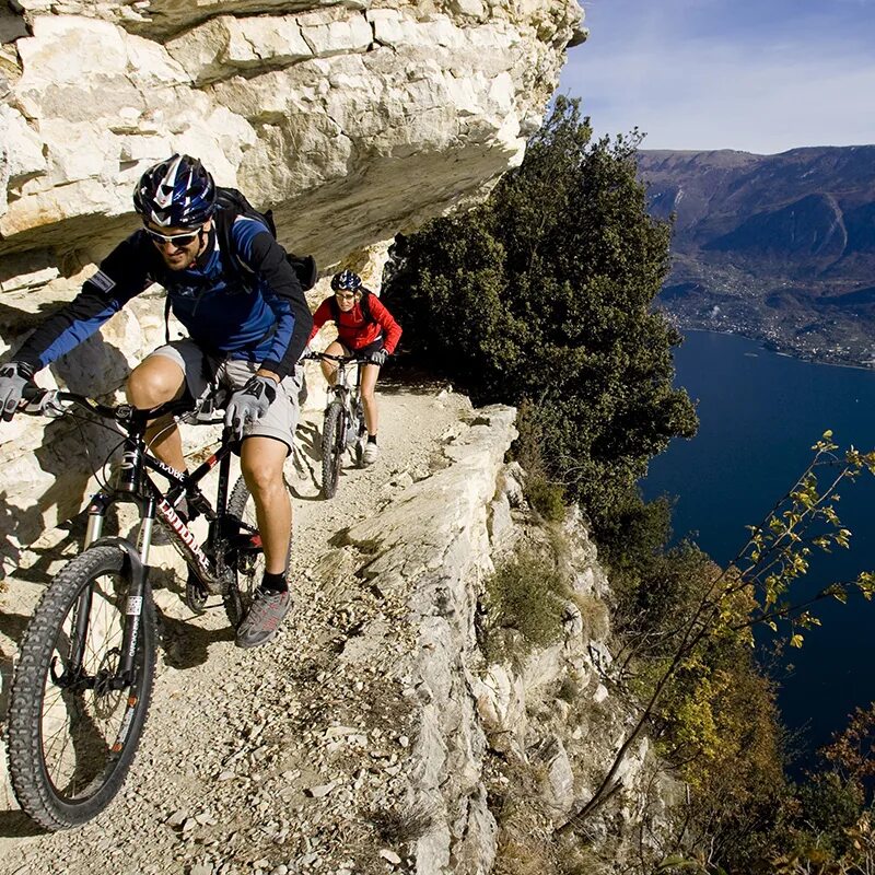 Велосипед едет в гору. Горный велосипед в горах. На велосипеде по горам. Велосипед для горного катания. На горе с велосипедом.
