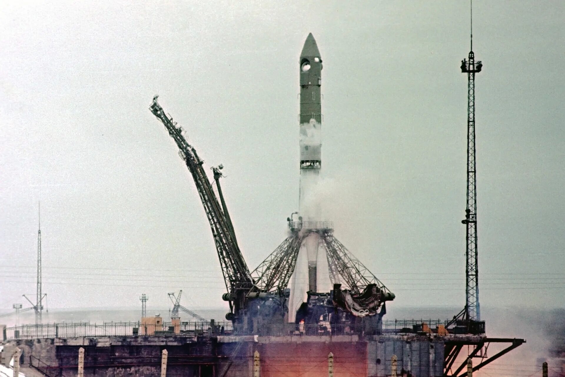 Первый запуск человека в космос ссср. Восход-2 космический корабль Леонов. Восход 2 ракета-носитель. Старт восхода 2. Ракета Восход 2 Леонова.