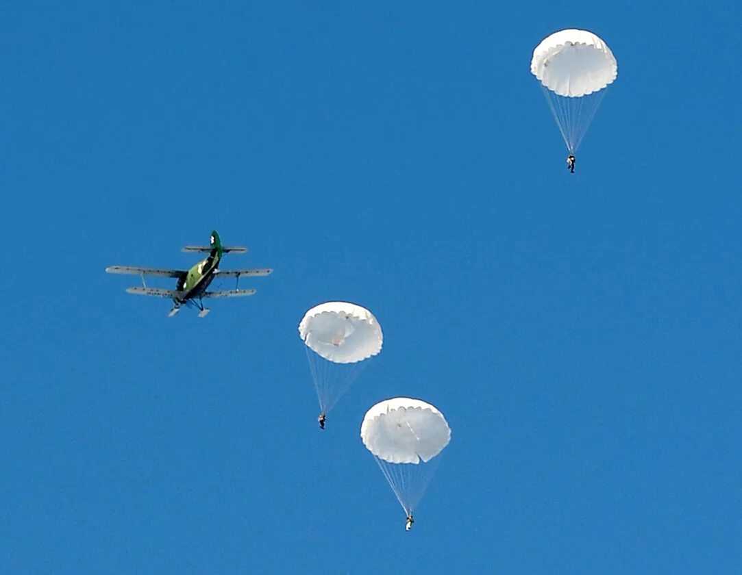 Десантник небо. Парашют ВДВ Д-6. АН 2 ВДВ. ВДВ прыжки. Самолет с парашютистами.