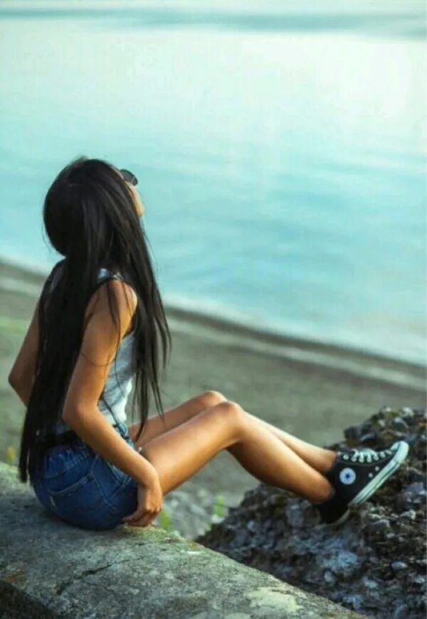 брюнетка со спины. фото аватарки девушки брюнетки со спины.