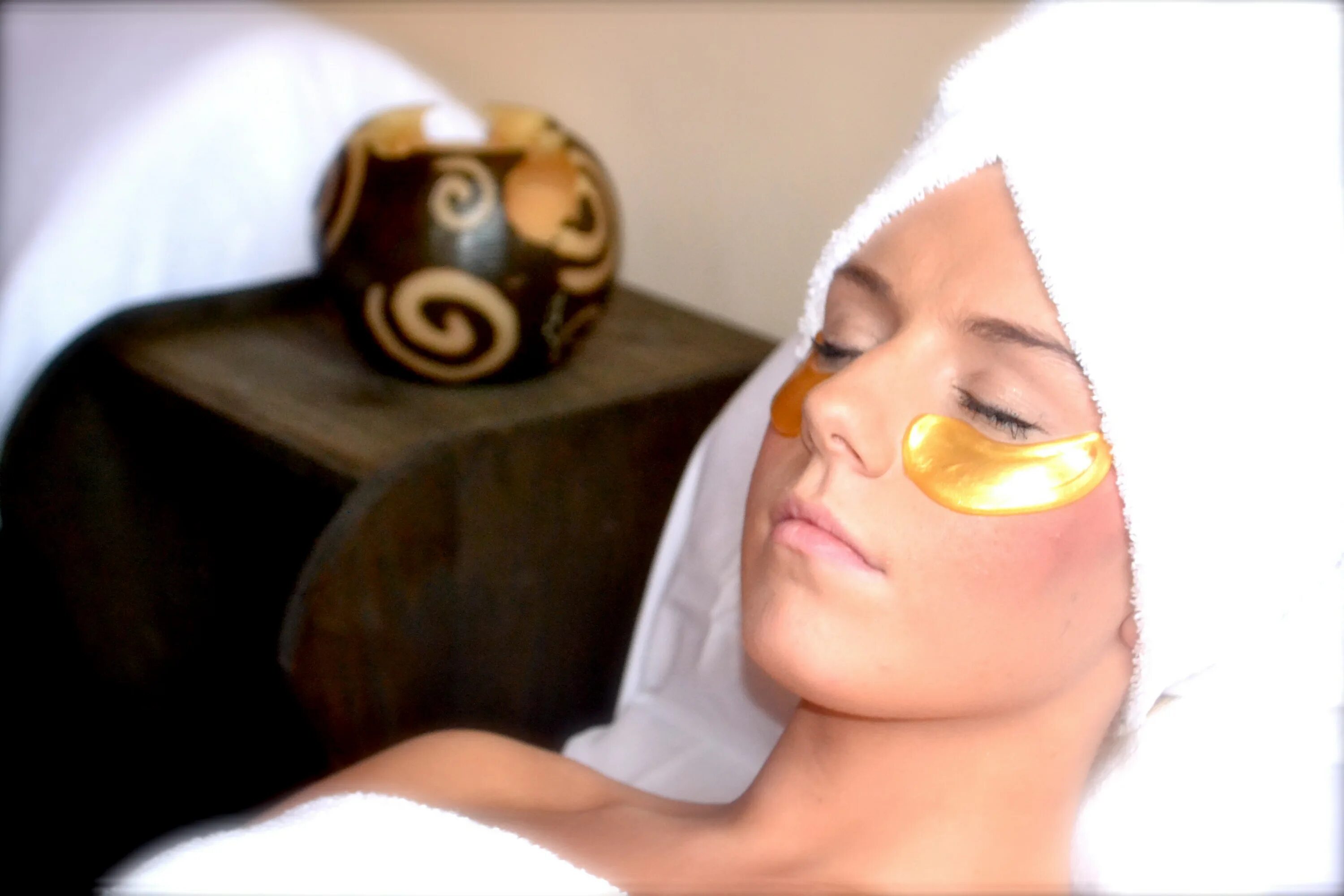 24k Gold Collagen Eye Mask. 24k Gold Eye Mask. Девушка с золотыми патчами. Девушка с золотыми патчами для глаз. Маска перед сном