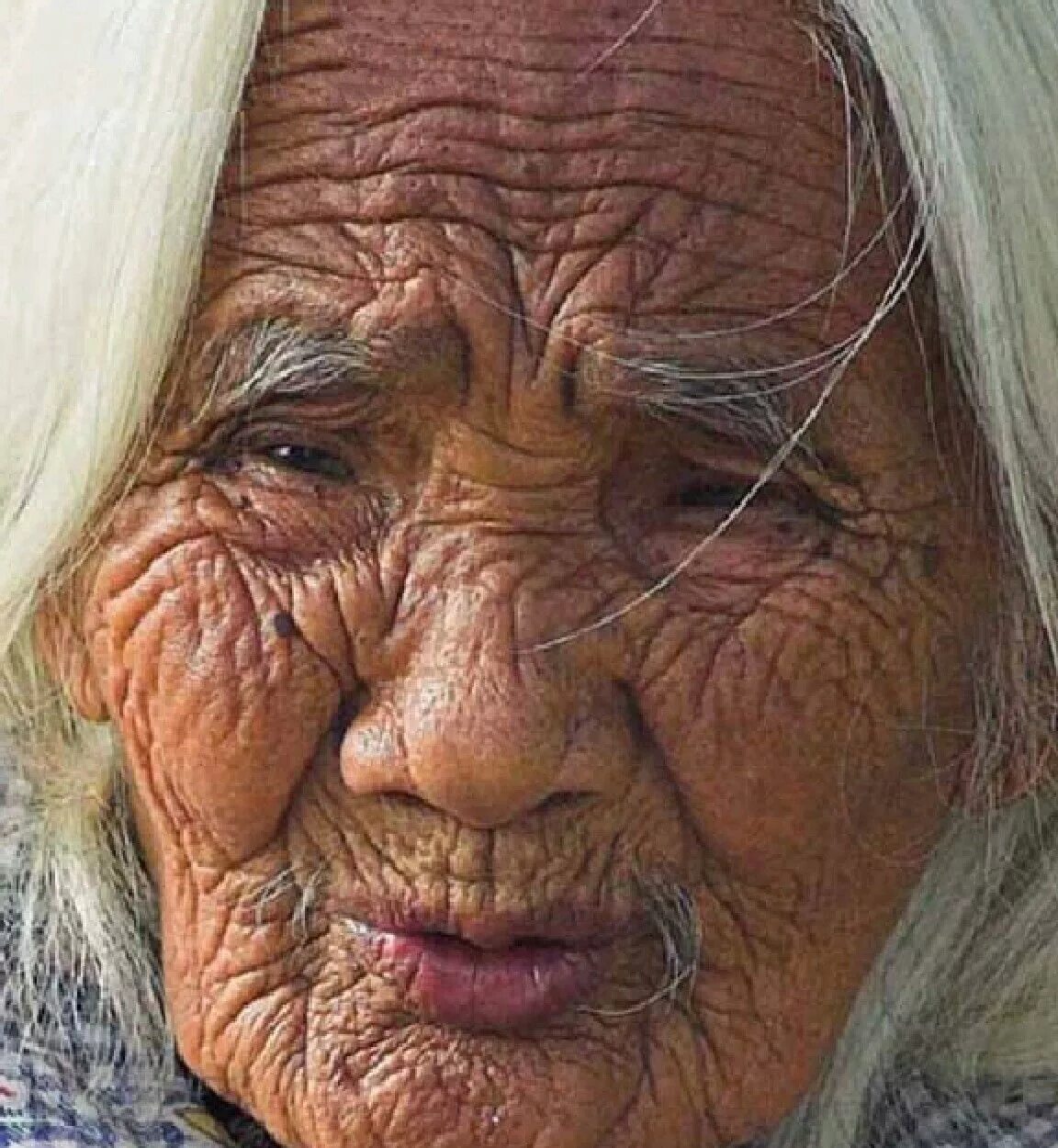 Старую старуху старик. Бабка с морщинами. Человек с морщинами. Очень морщинистая женщина. Морщины на лице.