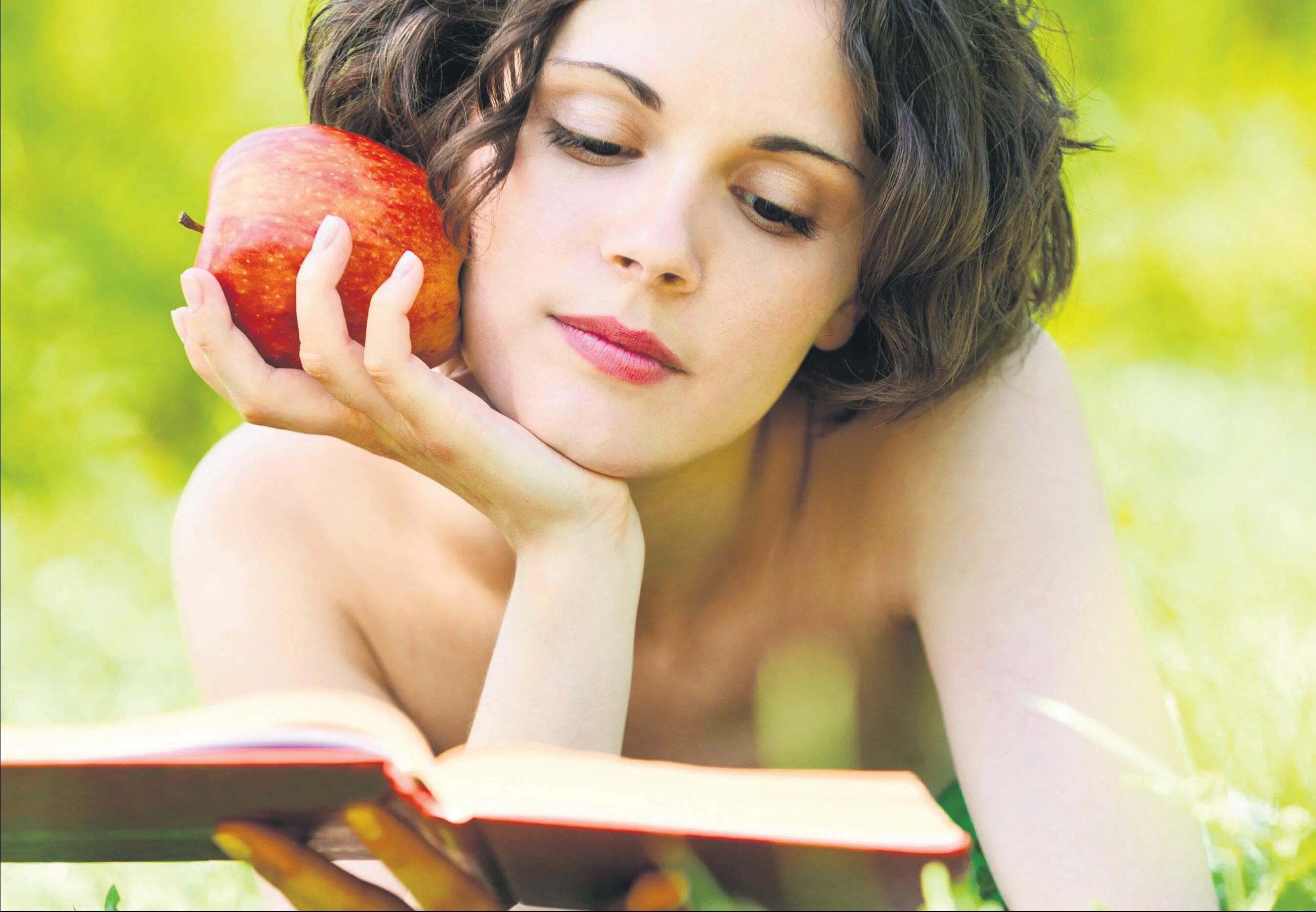 Ум женщины. Интеллект женщины. Разум женщины. Женщина с яблоком.