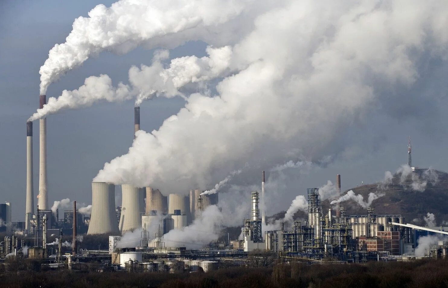 A lot of pollution. Загрязнение воздуха. Промышленные выбросы в атмосферу. Промышленное загрязнение. Атмосферное загрязнение.
