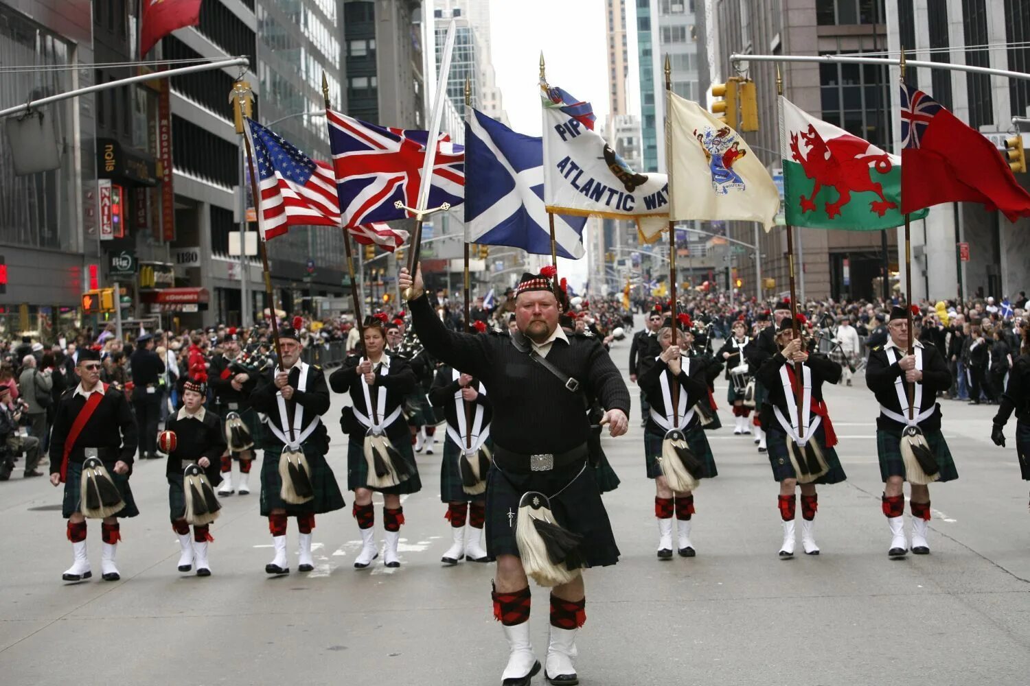 People live in scotland. Великобритания Уэльс Шотландия Ирландия. Англия Шотландия Уэльс и Северная Ирландия. Империя Шотландии. Шотландцы Уэльс и валлийцы.