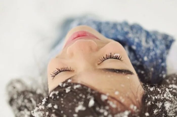 Текст песни роман. Снежные ресницы. Как снежинка тай на моих ресницах. Как снежинка тай на моих ресницах. Текст песни между нами.