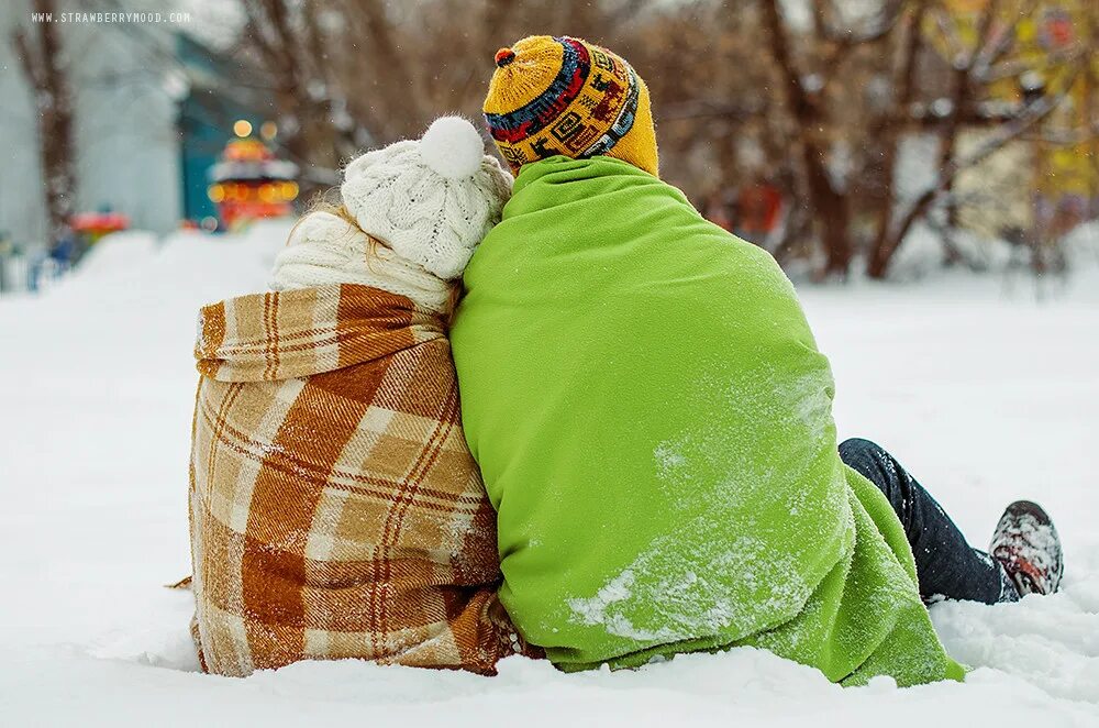 Обнимаю зимой. Теплые объятия. Зимние объятия. Люди обнимаются зима. Объятия зимой.